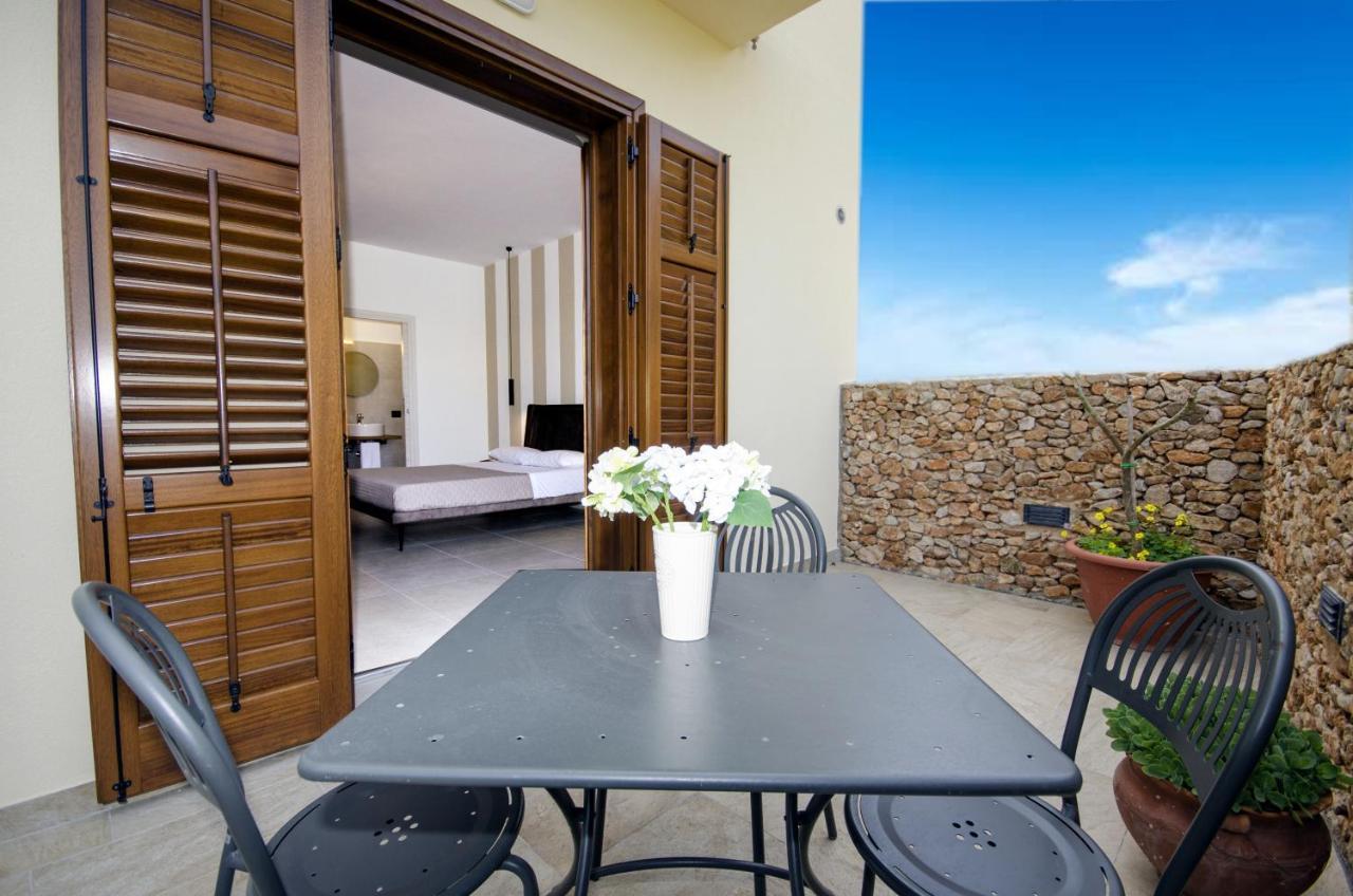 Hotel Cala Di Ponente à Castelluzzo Extérieur photo