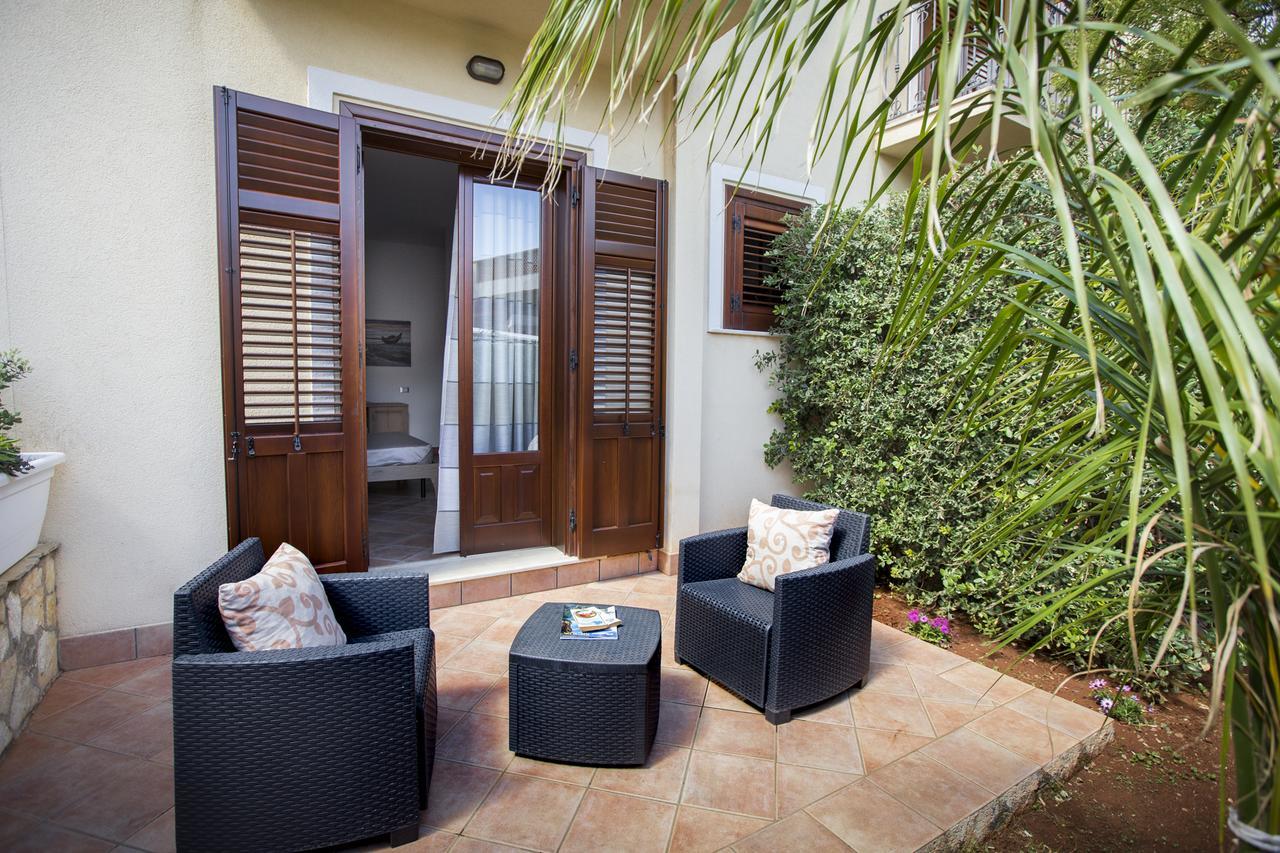Hotel Cala Di Ponente à Castelluzzo Extérieur photo